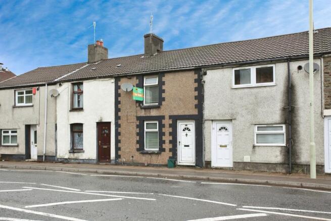 2 bed property, in Hopkinstown Road, £110,000