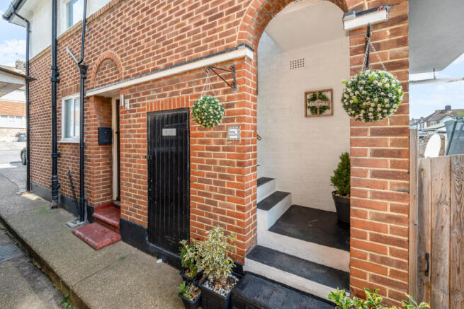 2 bed property, in Lynmouth Avenue, £350,000