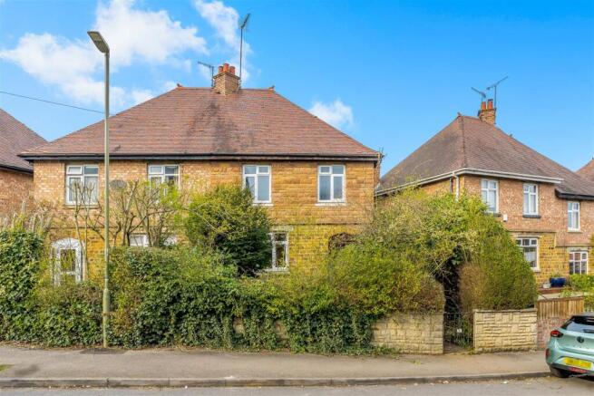 3 bed property, in Belgrave Crescent, £270,000