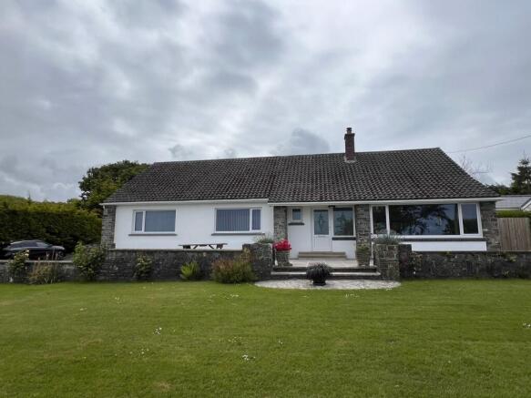3 bed property, in Cnwc Y Lili, £500,000