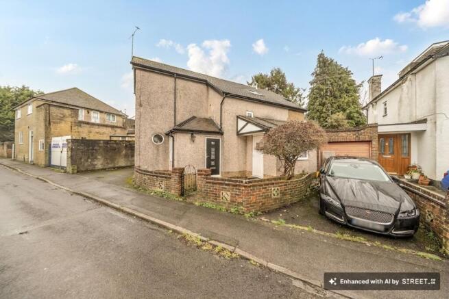 2 bed property, in Oak Road, £450,000