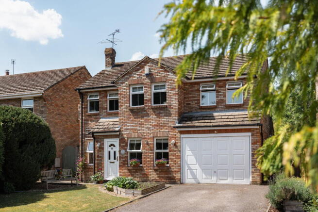4 bed property, in Lakeside, £695,000