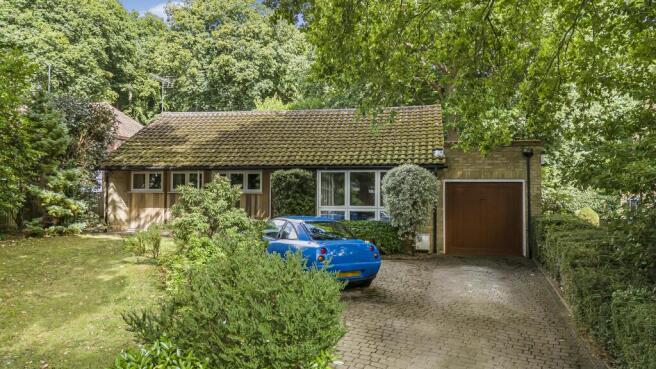4 bed property, in Reddings, £900,000