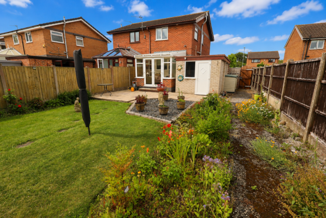 2 bed property, in Byron Avenue, £180,000