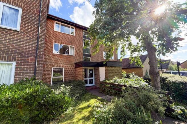 1 bed property, in Beagle Close, £195,000