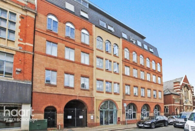 2 bed property, in Park Road, £130,000