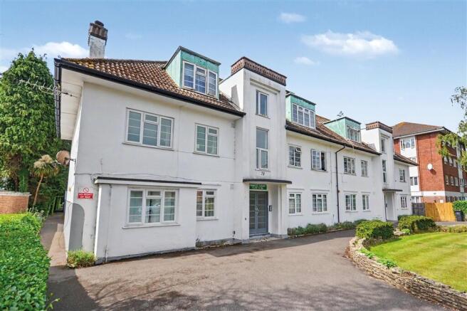 2 bed property, in Princess Road, £115,000