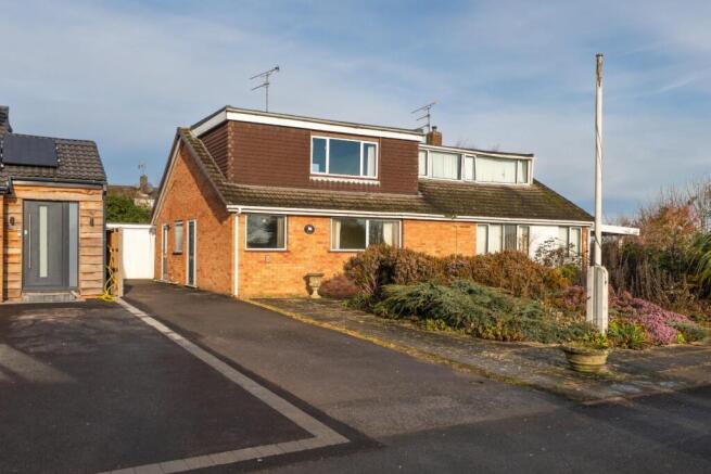 2 bed property, in Delamere Way, £290,000