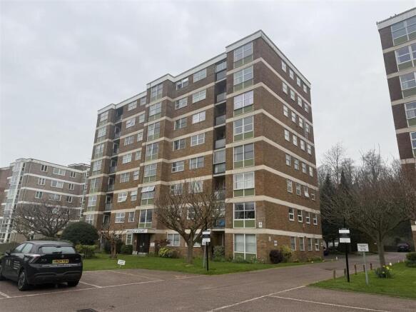 2 bed property, in London Road, £190,000
