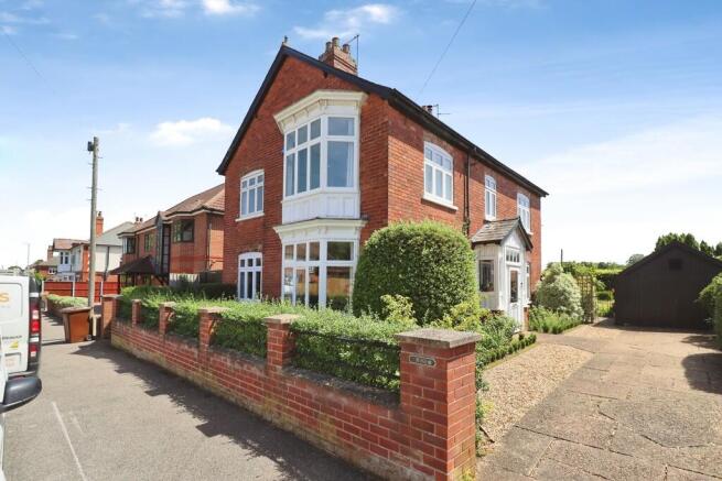 4 bed property, in Mainwaring Road, £690,000