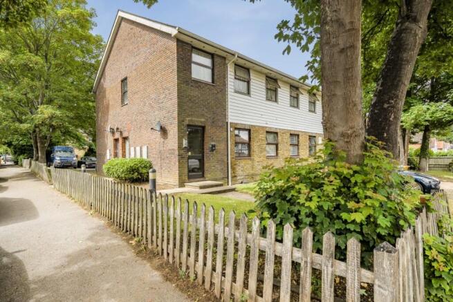 2 bed property, in Gladstone Road, £235,000