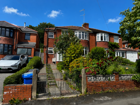 4 bed property, in Agecroft Road East, £260,000