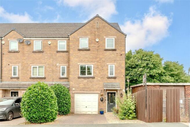 4 bed property, in Calderbrook Avenue, £275,000