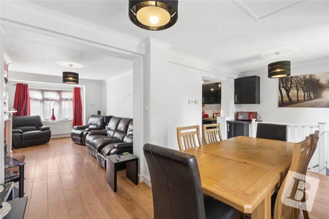 2 bed property, in Bruce Avenue, £425,000