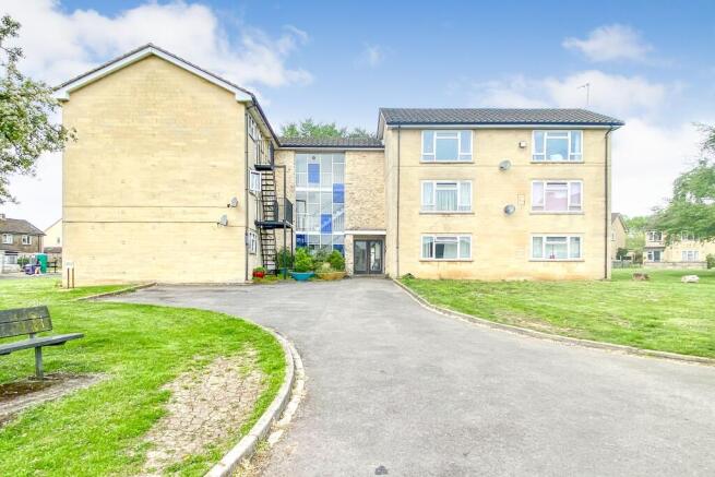 2 bed property, in Kings Avenue, £70,000
