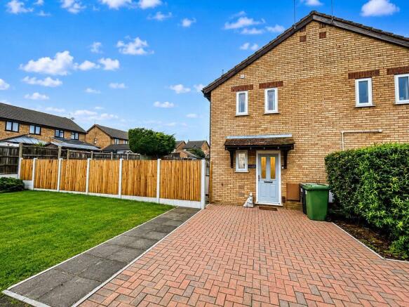 1 bed property, in Hogarth Close, £150,000