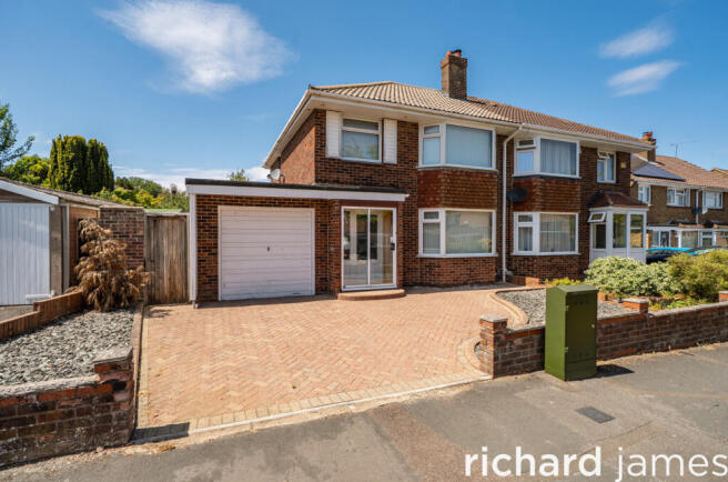 3 bed property, in Brixham Avenue, £375,000