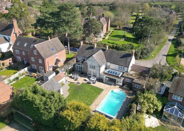 4 bed property, in Main Street, £895,000