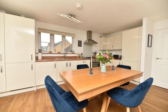 1 bed property, in Knights Way, £180,000