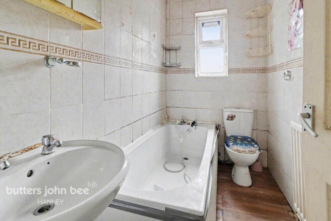 2 bed property, in Denbigh Street, £80,000