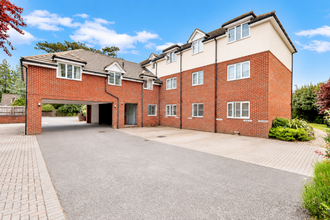 2 bed property, in West Dene Court, £219,950