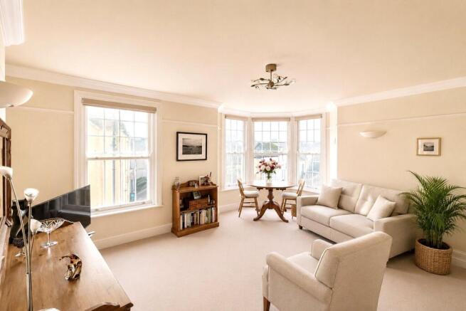 2 bed property, in Den Promenade, £200,000
