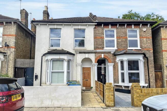 2 bed property, in Melbourne Grove, £360,000