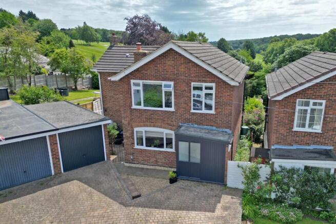 3 bed property, in Hazlemere View, £600,000