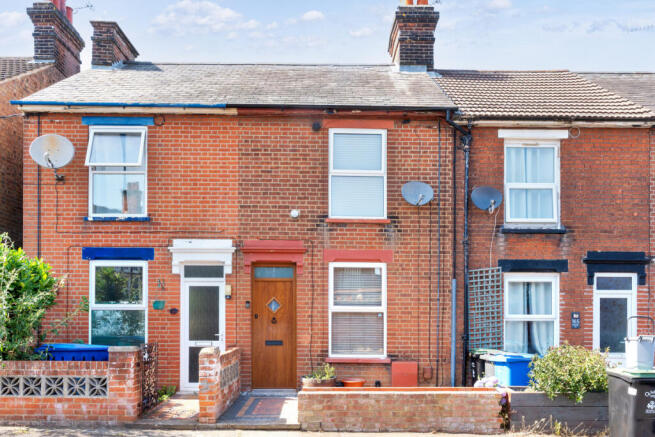 2 bed property, in Woodville Road, £180,000