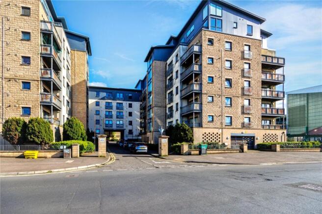 2 bed property, in Hawkhill Close, £225,000