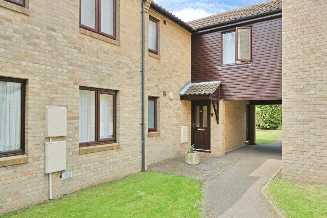 2 bed property, in Ingram Court, £120,000