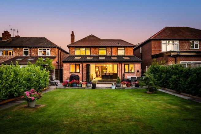 4 bed property, in Upton Avenue, £900,000