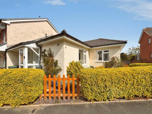 2 bed property, in Alvington Manor View, £199,950