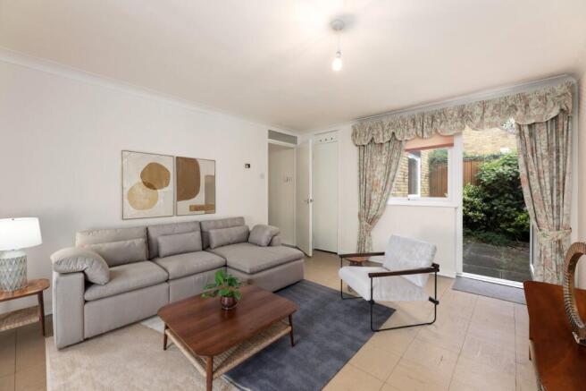 2 bed property, in Upper Richmond Road, £465,000