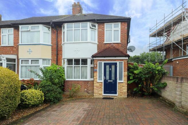 3 bed property, in Woodcroft Crescent, £525,000