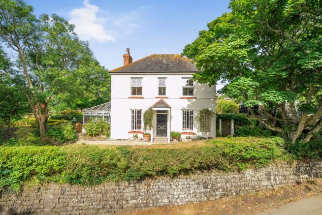 5 bed property, in Garro Lane, £675,000