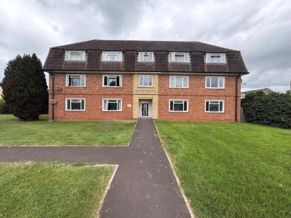 2 bed property, in Frederick Court, £120,000