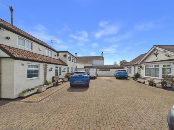 5 bed property, in Brackenborough Rd, £625,000