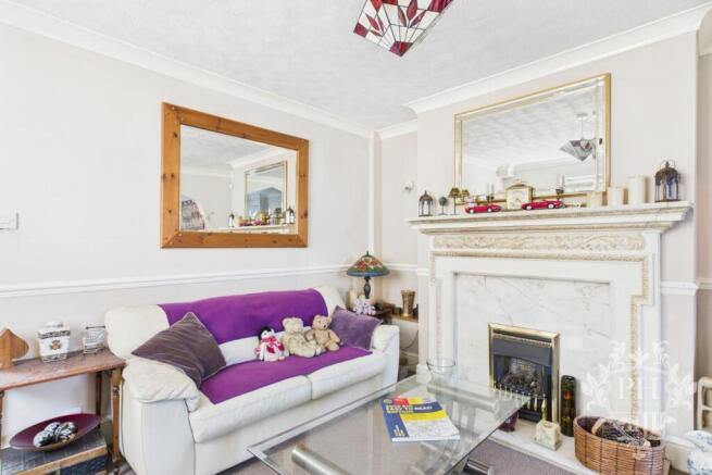 2 bed property, in Queen Street, £120,000