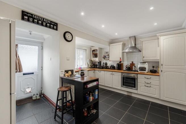 2 bed property, in Wesley Street, £220,000