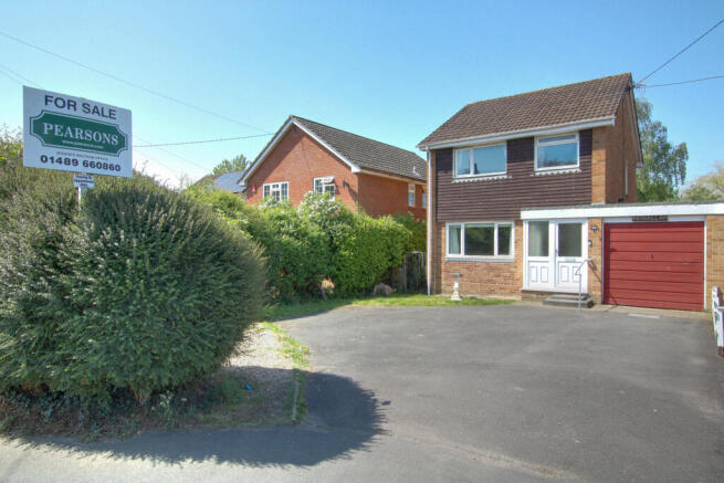 3 bed property, in WALTHAM CHASE - NO CHAIN, £365,000