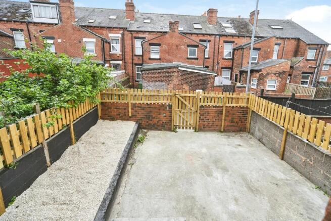 5 bed property, in Sholebroke Mount, £325,000