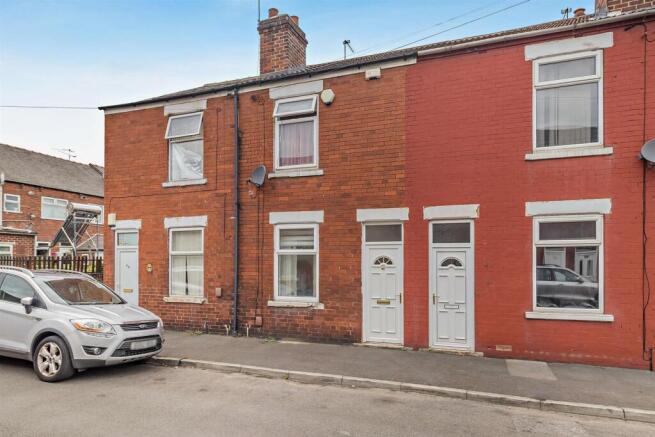 2 bed property, in Great Central Avenue, £80,000