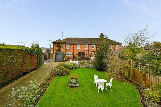 5 bed property, in Main Road, £495,000