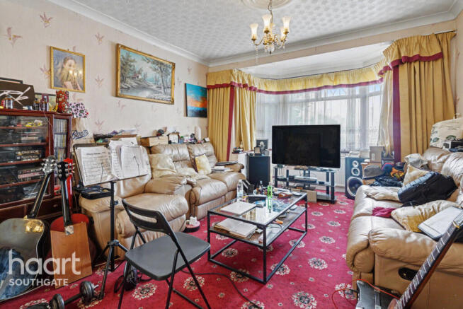 3 bed property, in Cowland Avenue, £500,000