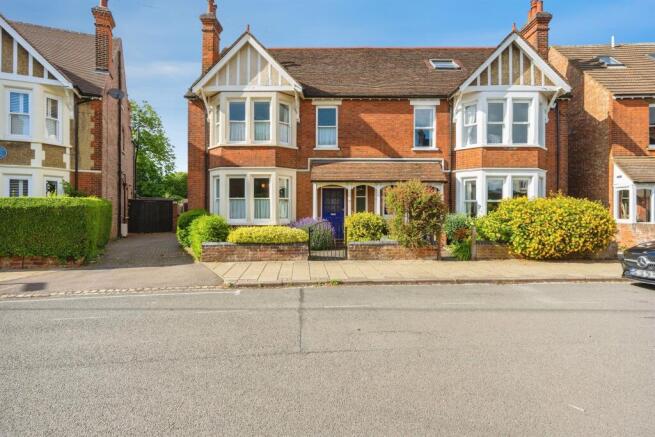 4 bed property, in Beverley Crescent, £525,000