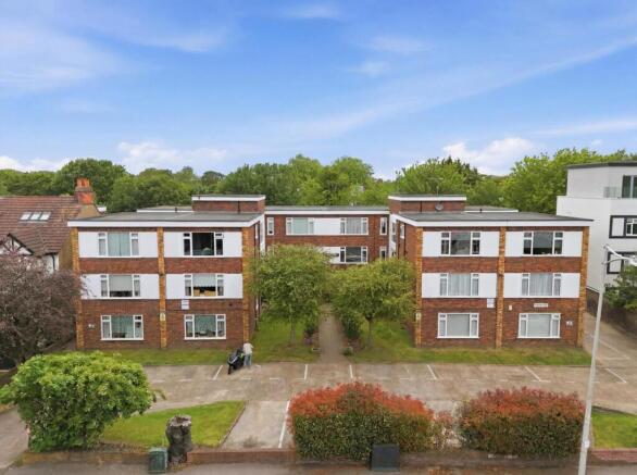 2 bed property, in Highstone Court, £400,000