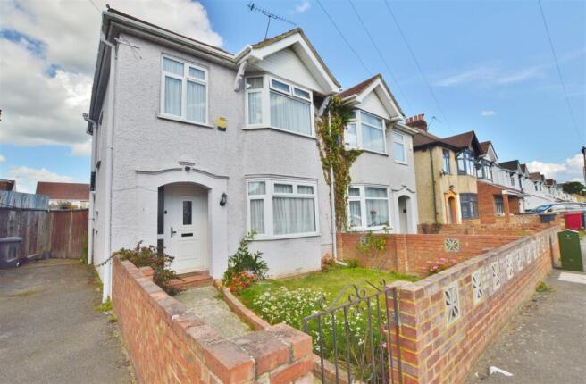 3 bed property, in Lake Avenue, £475,000