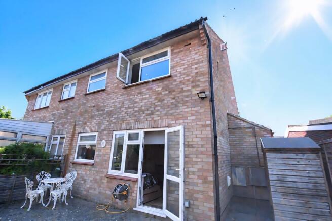 1 bed property, in Townsend Road, £230,000