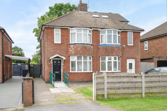 2 bed property, in Whitestone Drive, £270,000
